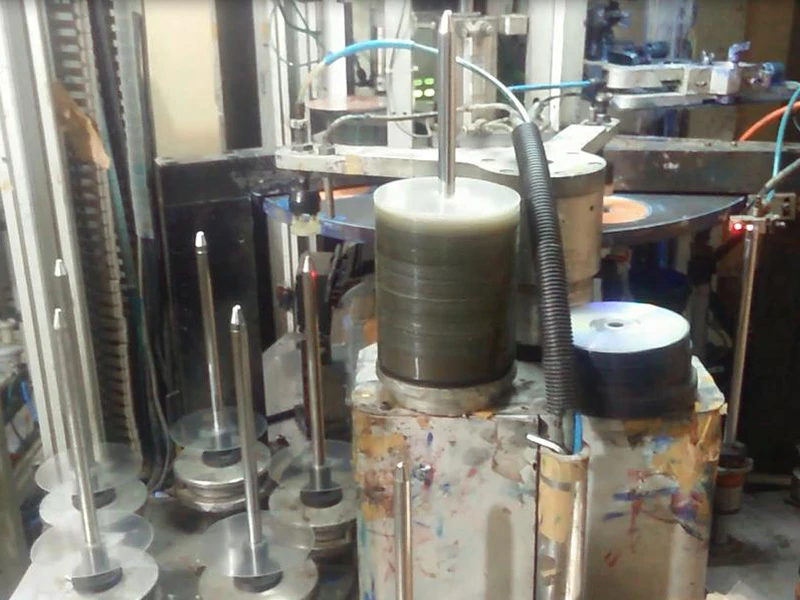 Cơ sở sản xuất đĩa lậu có khả năng sản xuất hàng ngàn đĩa/ngày tại quận 12 